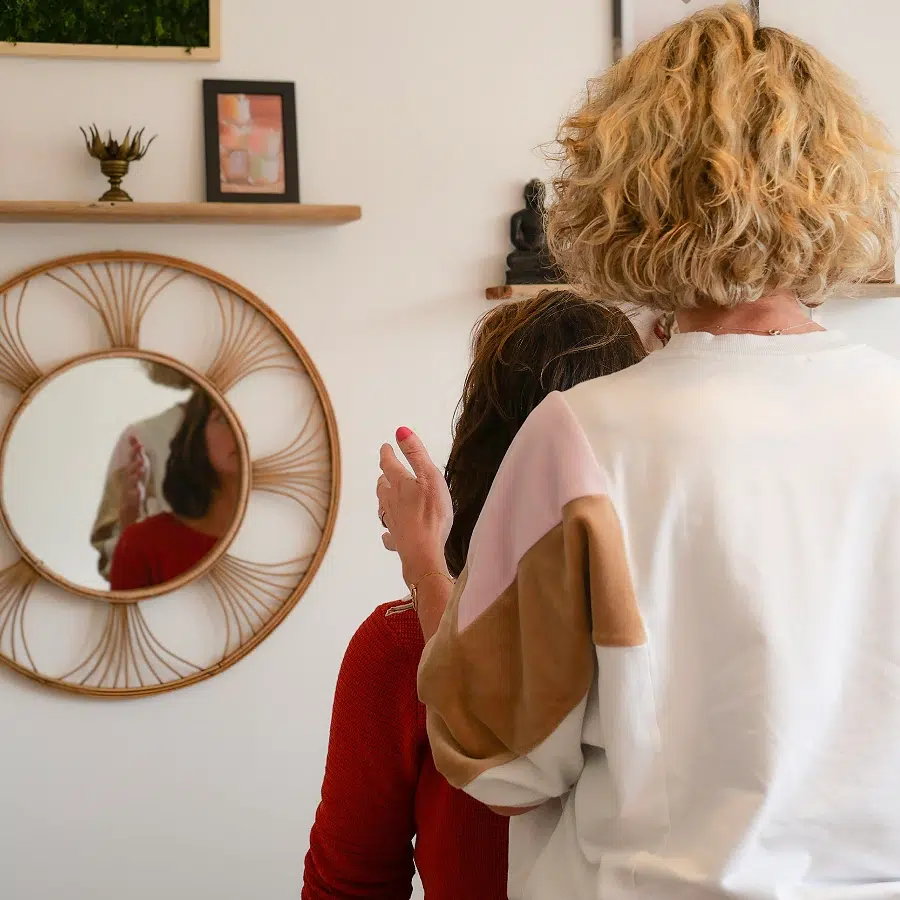 Deux personnes dans un salon moderne